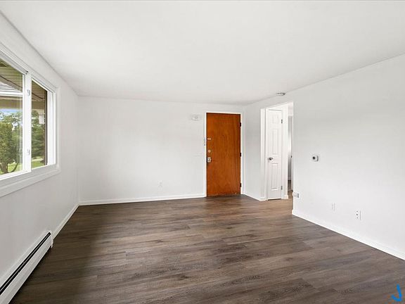 4th image of 5 Burke Ln #3A