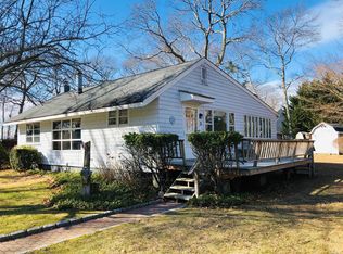 200 6th St, Laurel, NY 11948