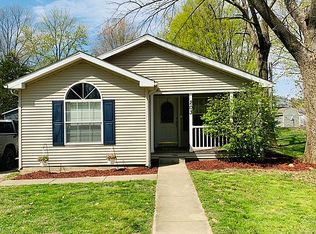203 S Wood St, Athens, IL 62613