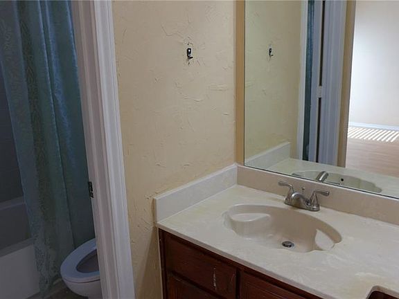 4th image of 924 W Embercrest Dr