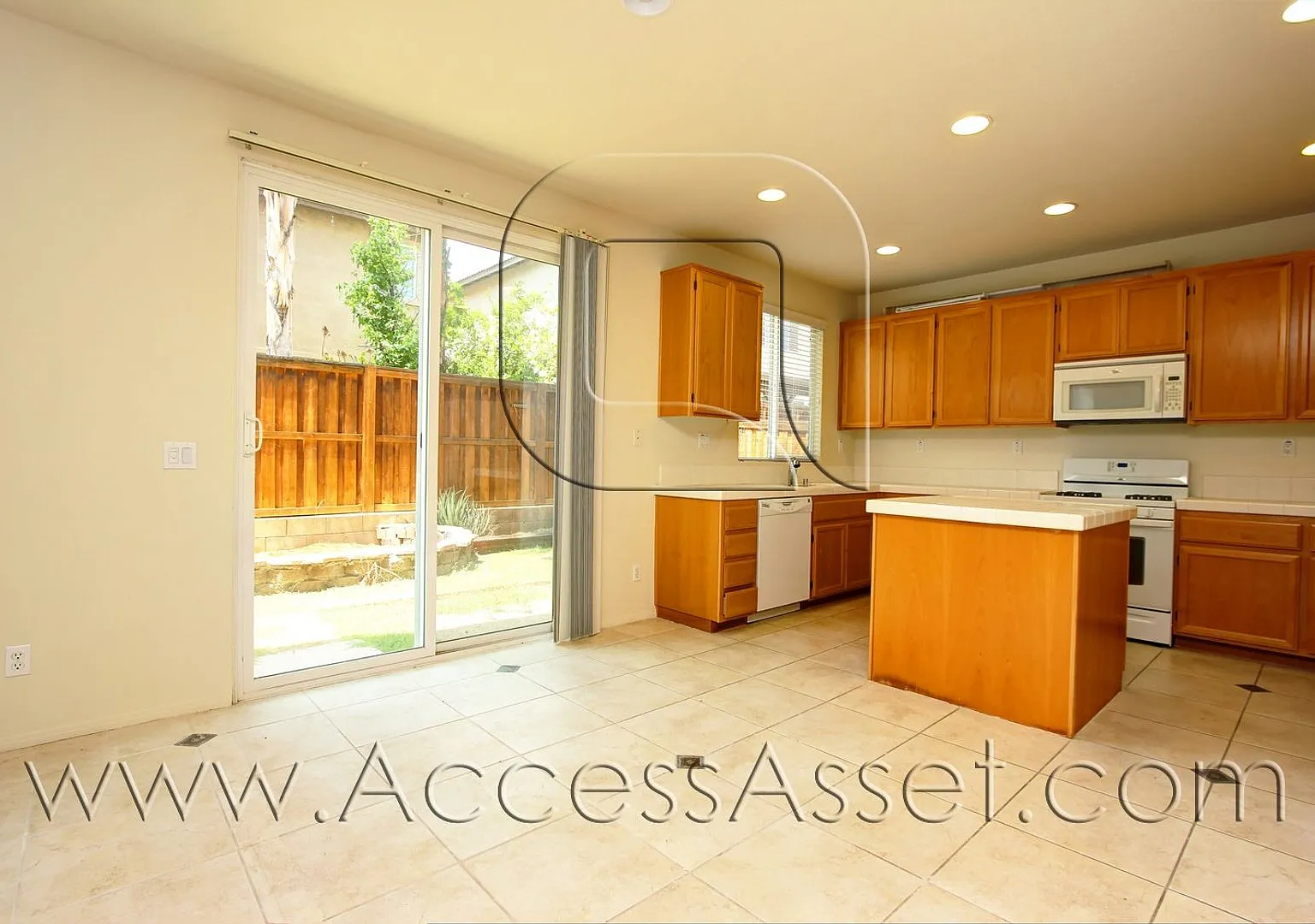 Beautiful 4 Bedroom Home with Fenced Backyard — Photo 2