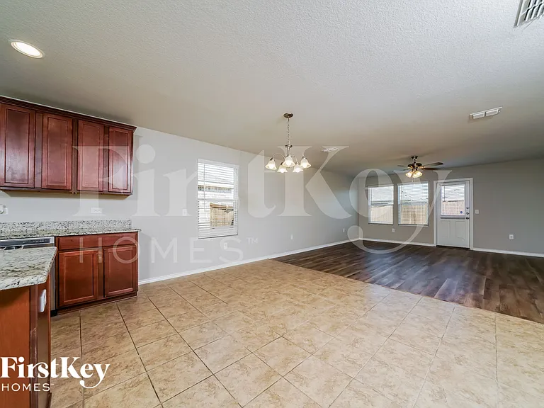1505 Vernon Dr — Photo 5