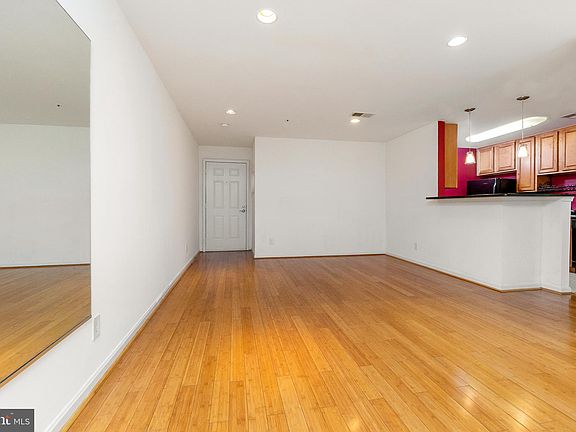 5th image of 3175 Summit Square Dr #5-B8