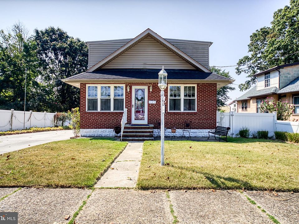 1st image of 912 Woodlawn Ave