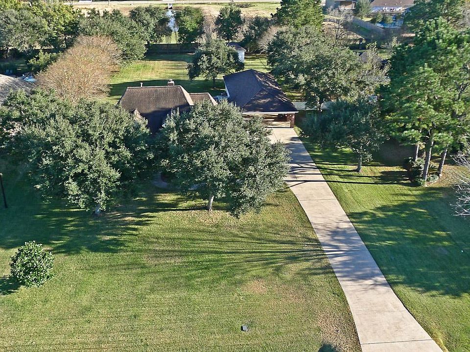 905 Murphy, Friendswood. Enjoy the spacious custom home on over 3/4 of an acre.