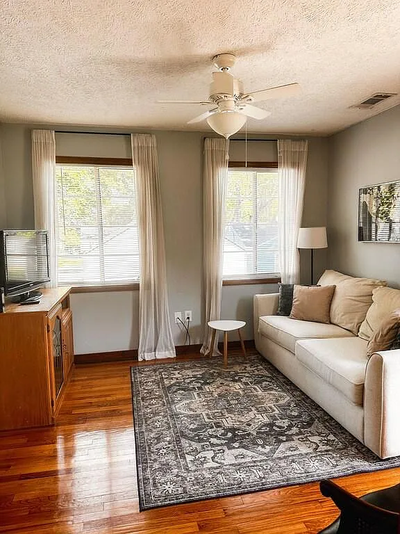 1 bed, 900 sqft, $900 — Photo 2