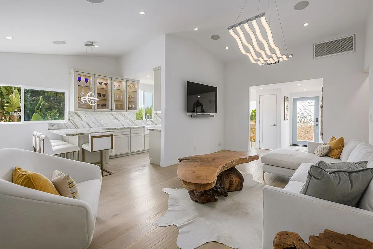 2 bed, 2.5 bath, 1025 sqft, $7,750 — Photo 1