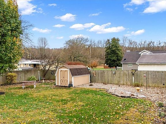 5th image of 94 Greenwood Dr