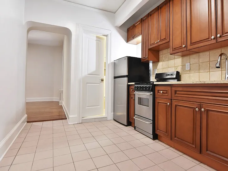 104 Riverside Dr #3C — Photo 1