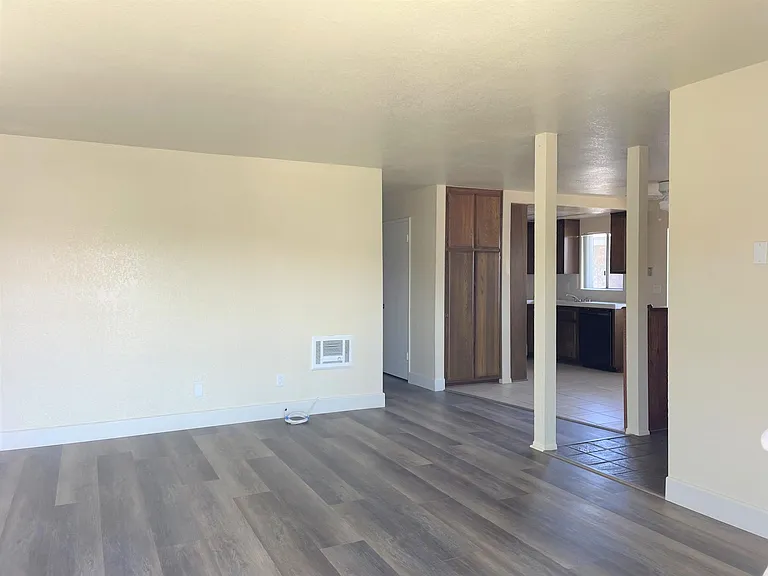 1042 W 9th St #1 — Photo 10