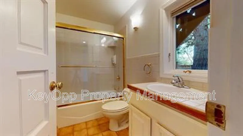3 bed, 3.0 bath, 2000 sqft, $7,995 — Photo 2