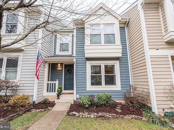 TALK ABOUT GORGEOUS CURB APPEAL!