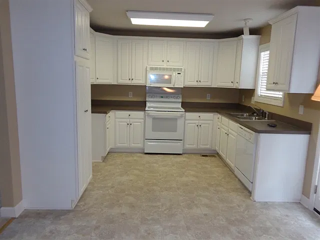 3 bed, 2.5 bath, 1938 sqft, $2,435 — Photo 3