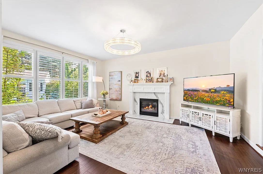 4 bed, 2.5 bath, 2705 sqft, $5,000 — Photo 4