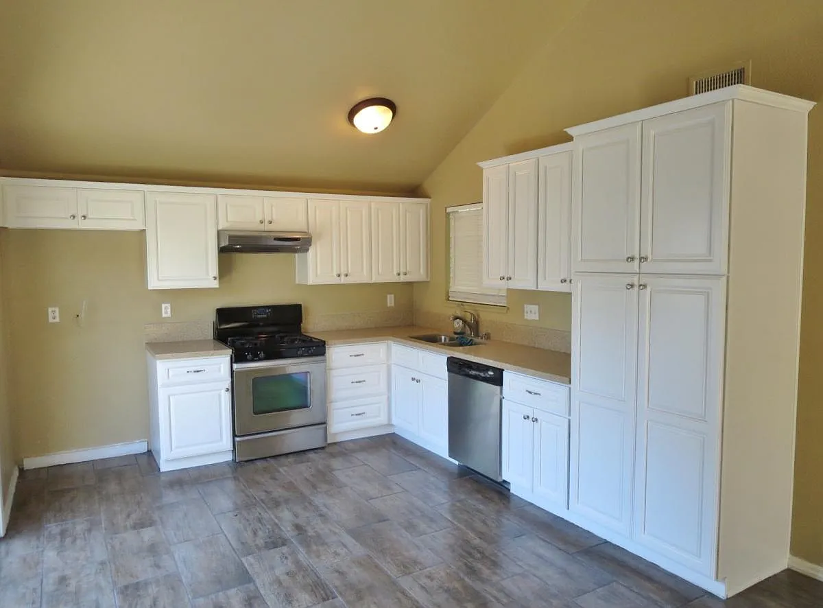 4 bed, 1230 sqft, $2,200 — Photo 3