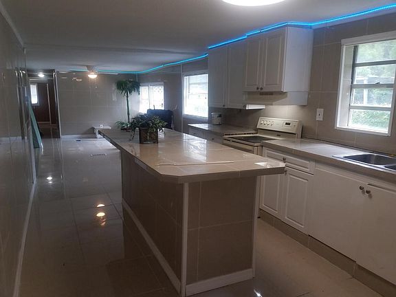4th image of 810 Munn Ave