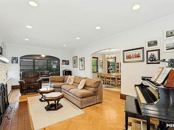 4th image of 30 Brinkerhoff Ave