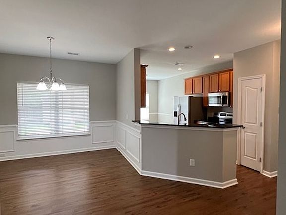 4th image of 208 Riverdale Rd