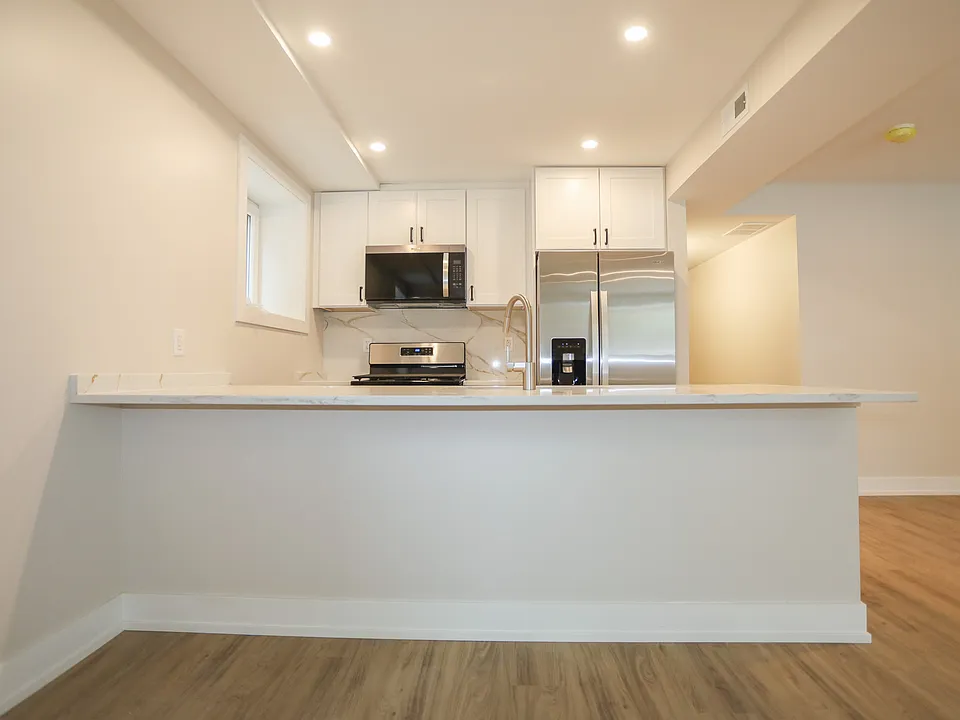 2230 W Wilson Ave #B