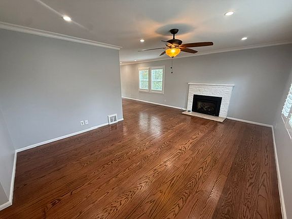 2nd image of 3824 Fernwood St