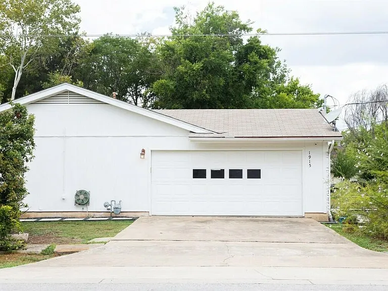 1915 Emerald Isle Dr — Photo 16