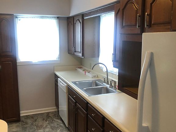3rd image of 2901 E Oak St