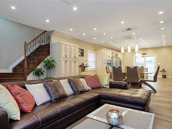 3rd image of 15813 Goethals Ave