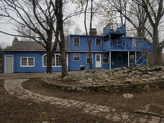 4th image of 362 Fruit Hill Ave