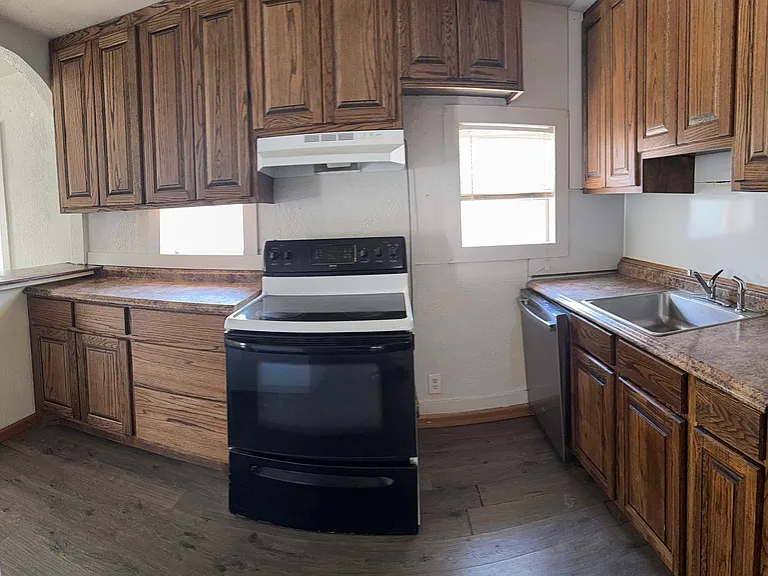 195 Bryan St — Photo 1