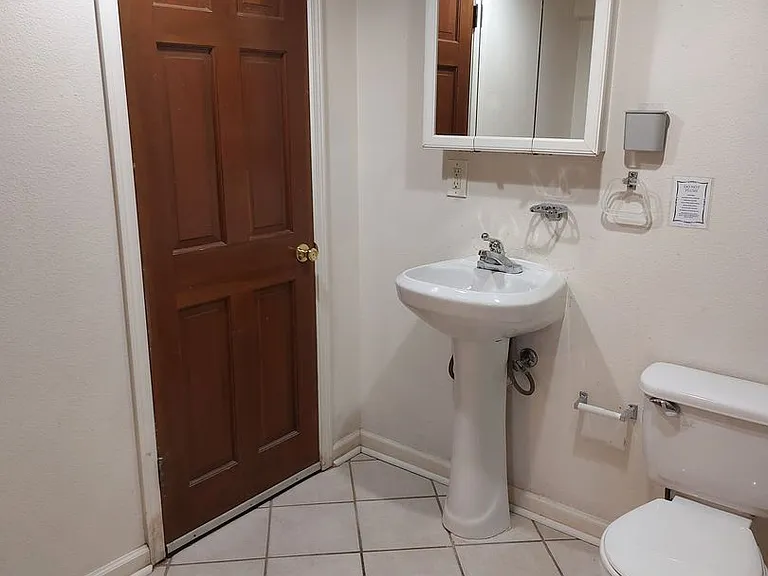 College Housing - 4 bedrooms — Photo 17