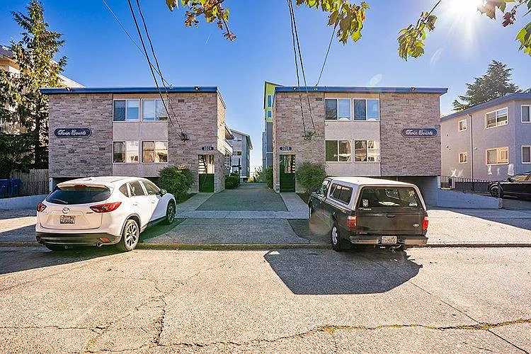 Twin Courts — Photo 3