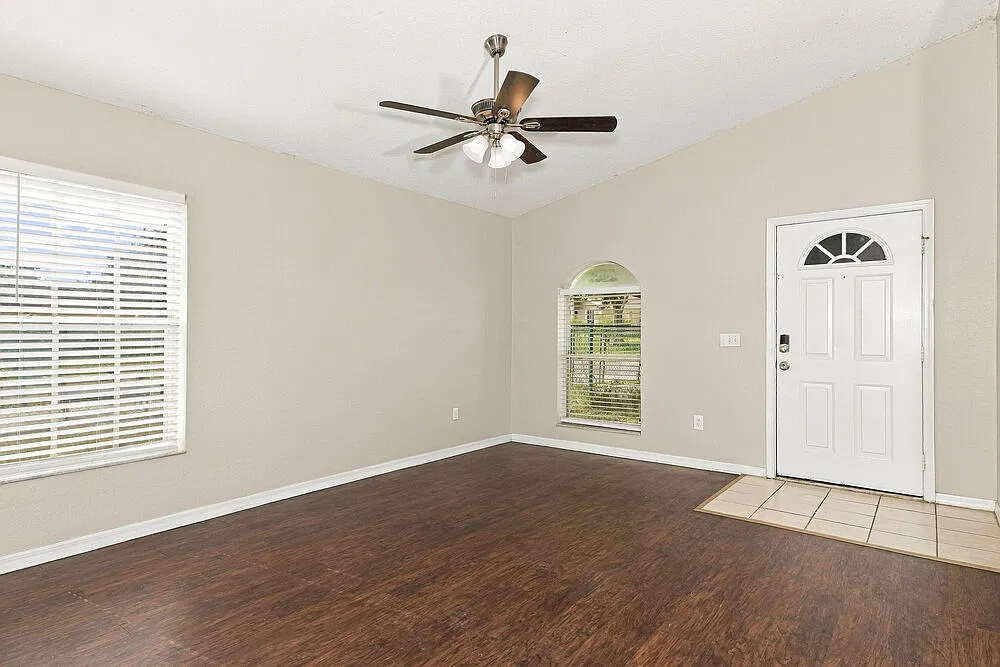 3 bed, 2.0 bath, 1824 sqft, $1,805 — Photo 3