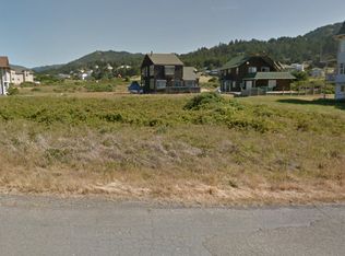 886 Lower Pacific Dr, Whitethorn, CA 95589