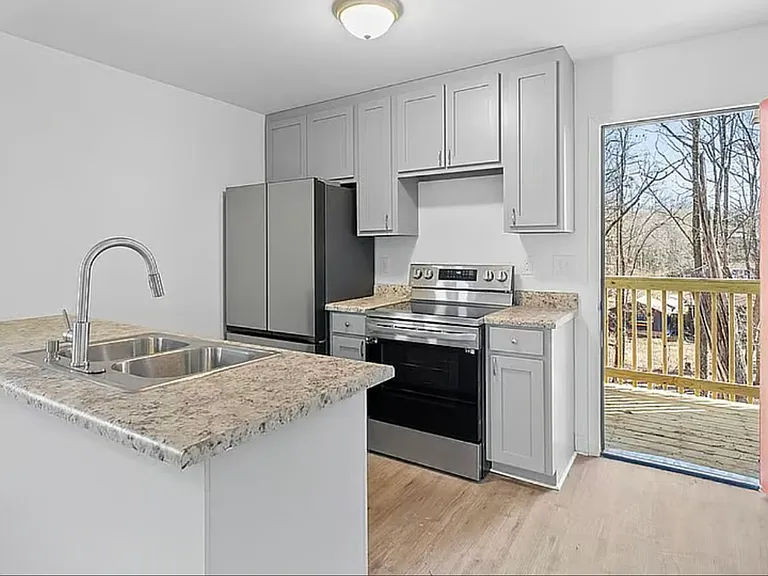 100 Parkstone Dr — Photo 6