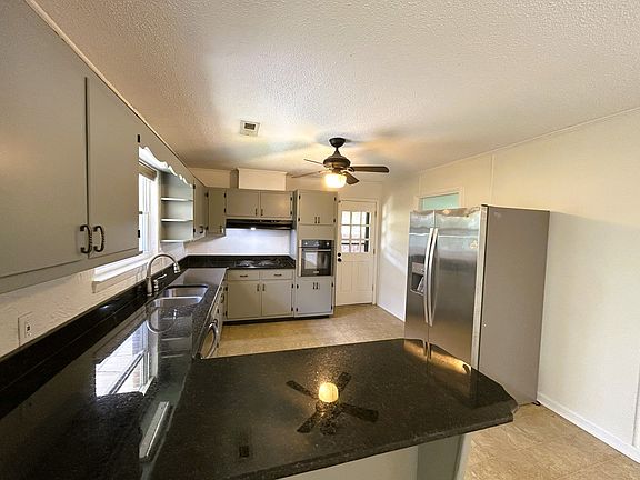 Kitchen, Refrigerator included