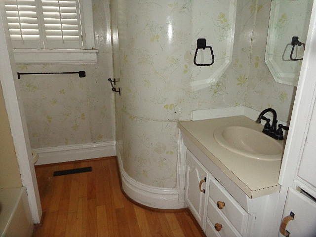2nd image of 824 W Broadway Blvd