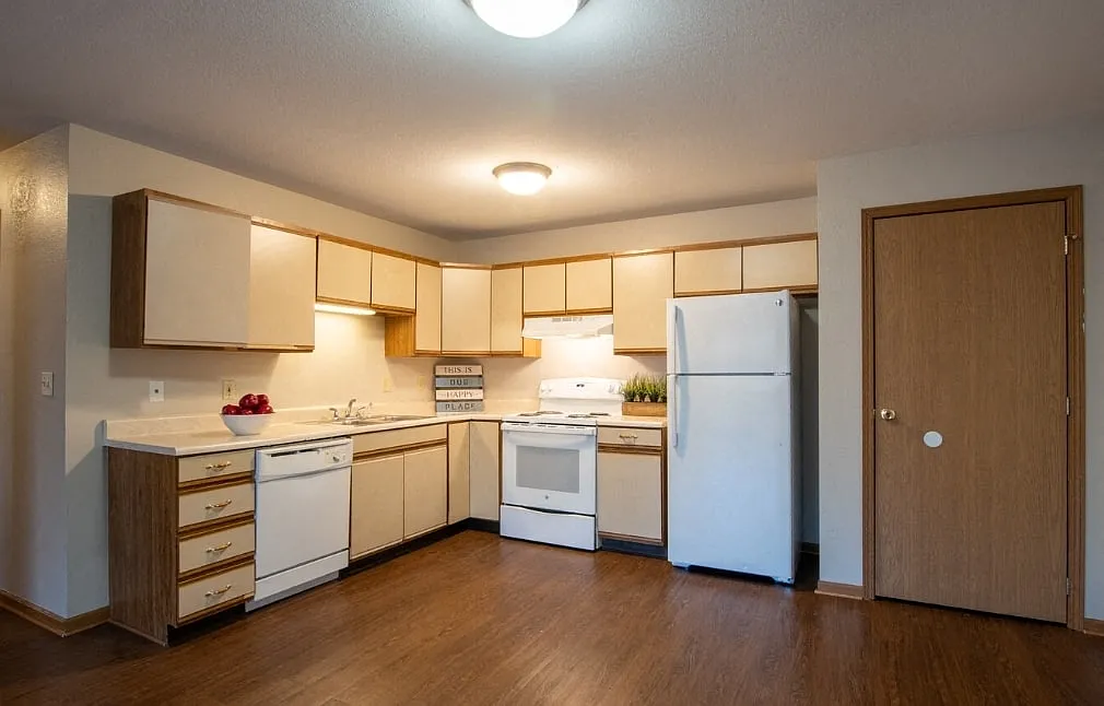 Village Green Apartments — Photo 1