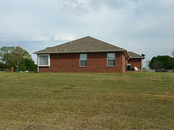 3rd image of 915 W Choctaw Ln