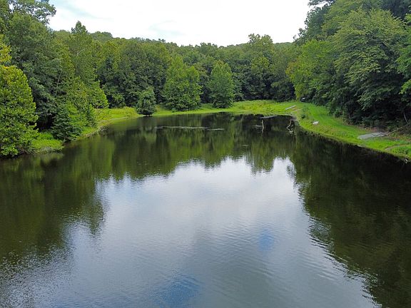 Access to a 10+/- acre lake