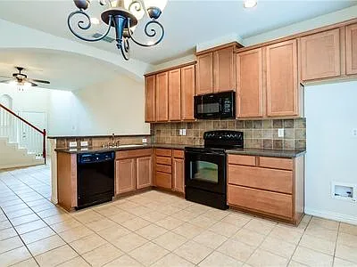 4 bed, 3.5 bath, 1818 sqft, $2,345 — Photo 4