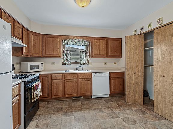 4th image of 2465 Red Oak Trl