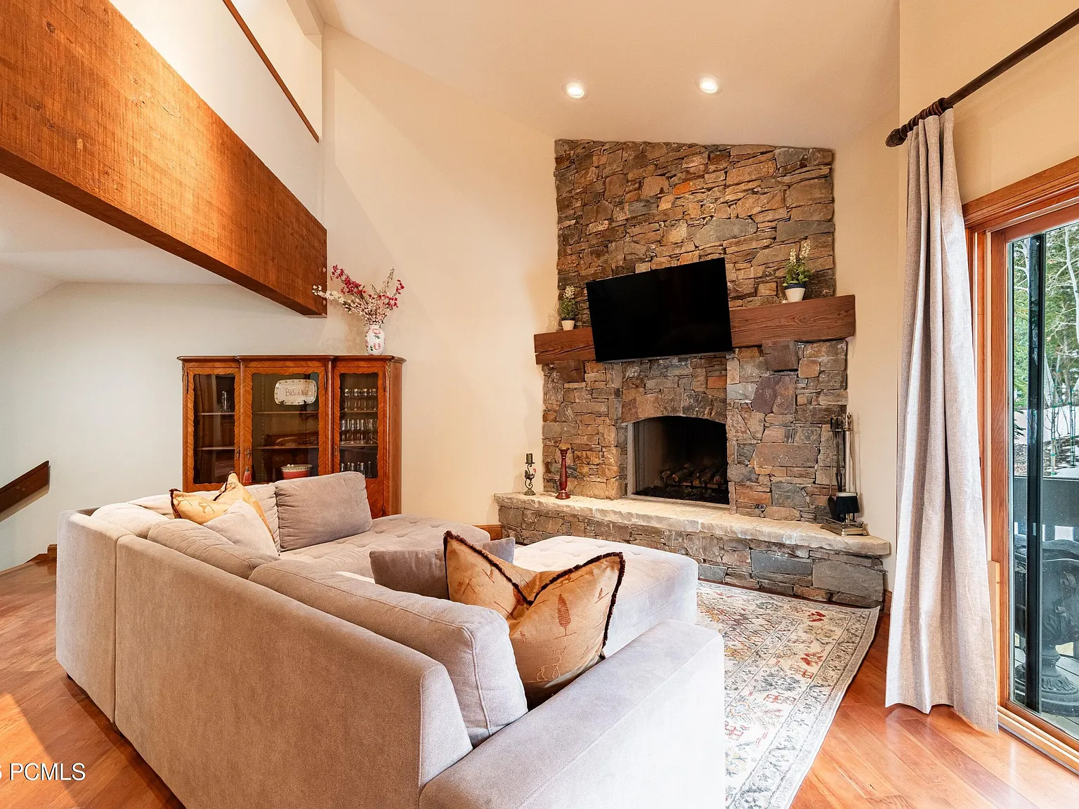3 bed, 2570 sqft, $8,000 — Photo 4