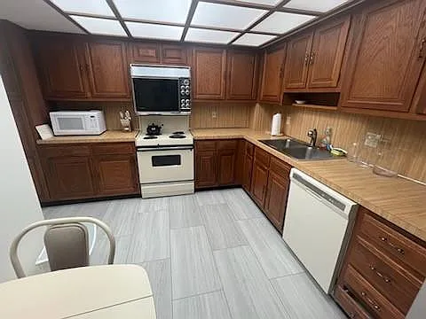 2 bed, 2.0 bath, 1433 sqft, $3,800 — Photo 2