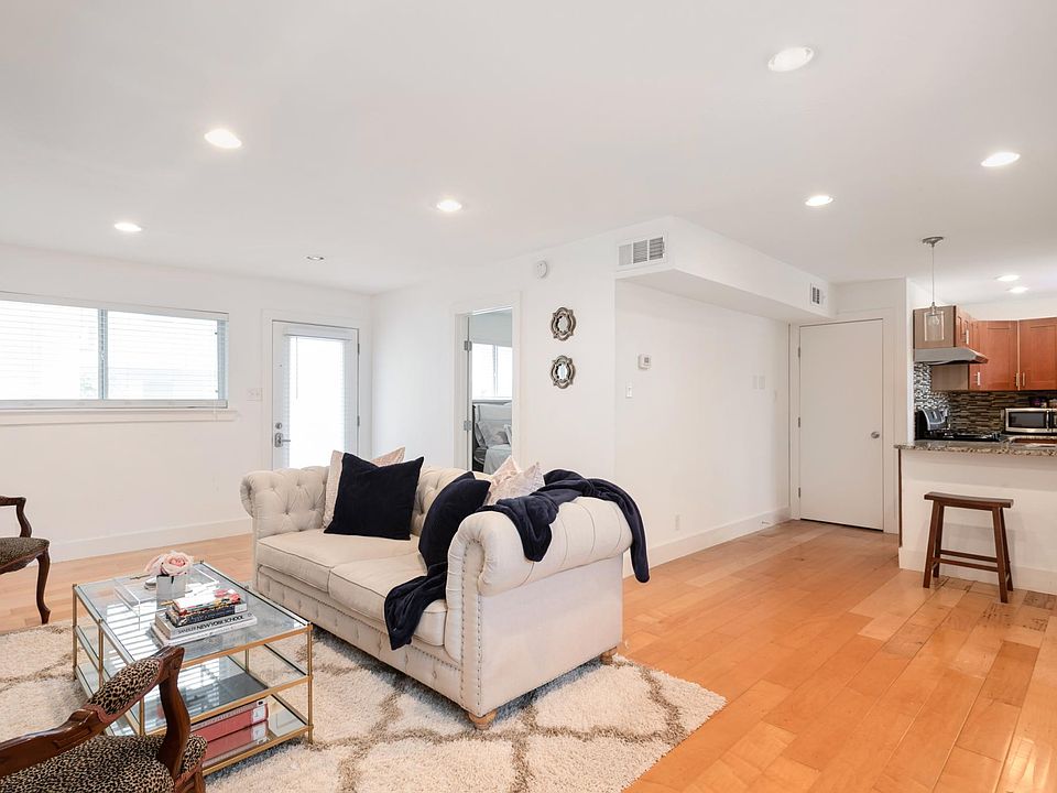 1st image of 1313 E 52nd St APT 107