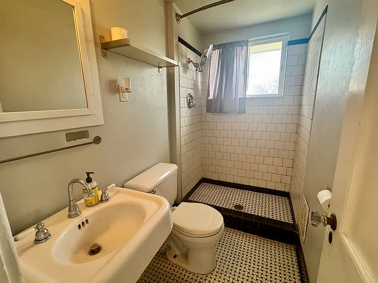 810 S 35th St — Photo 22