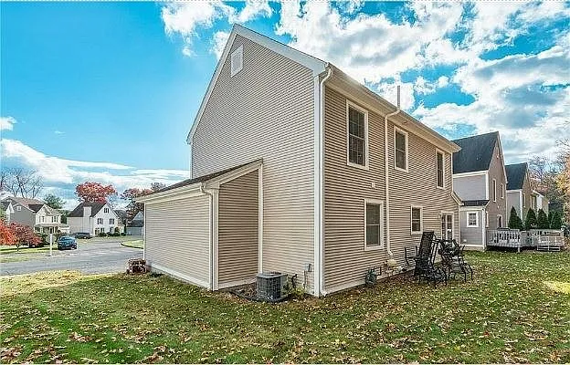 53 Village Ln — Photo 4