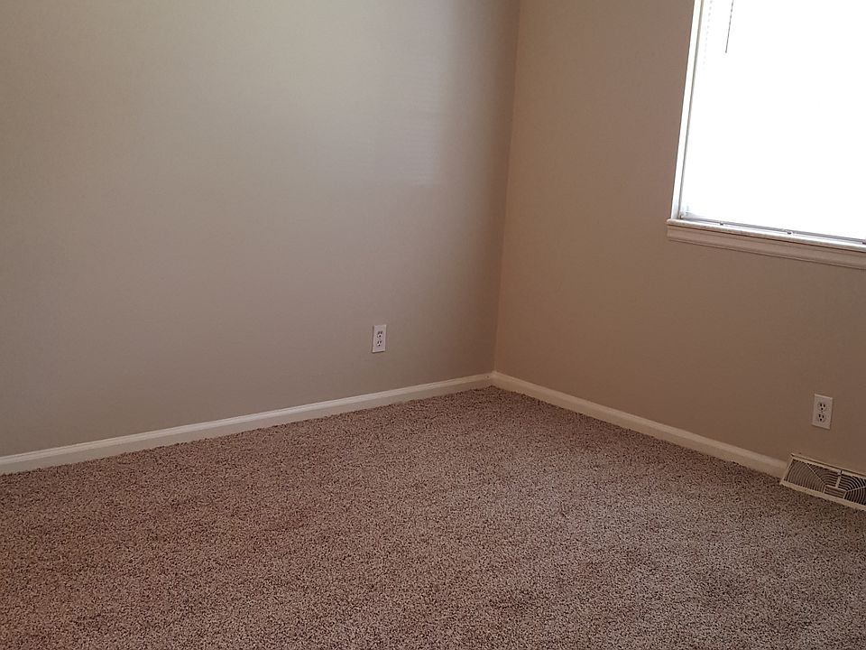 1st image of 903 W 101st Ter