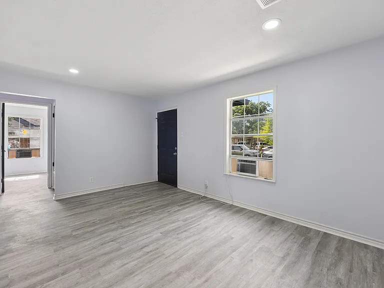 821 Travis St — Photo 7