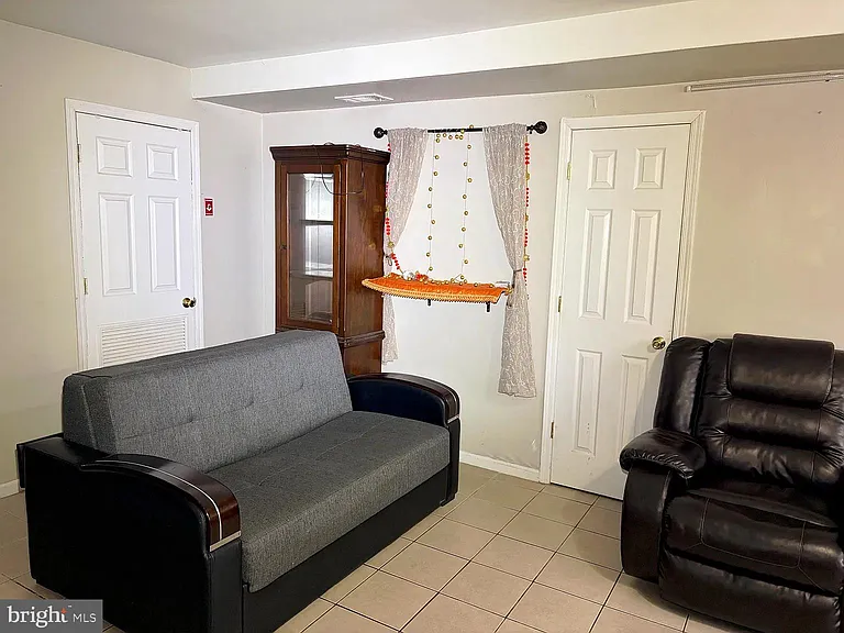 265 College Dr — Photo 2