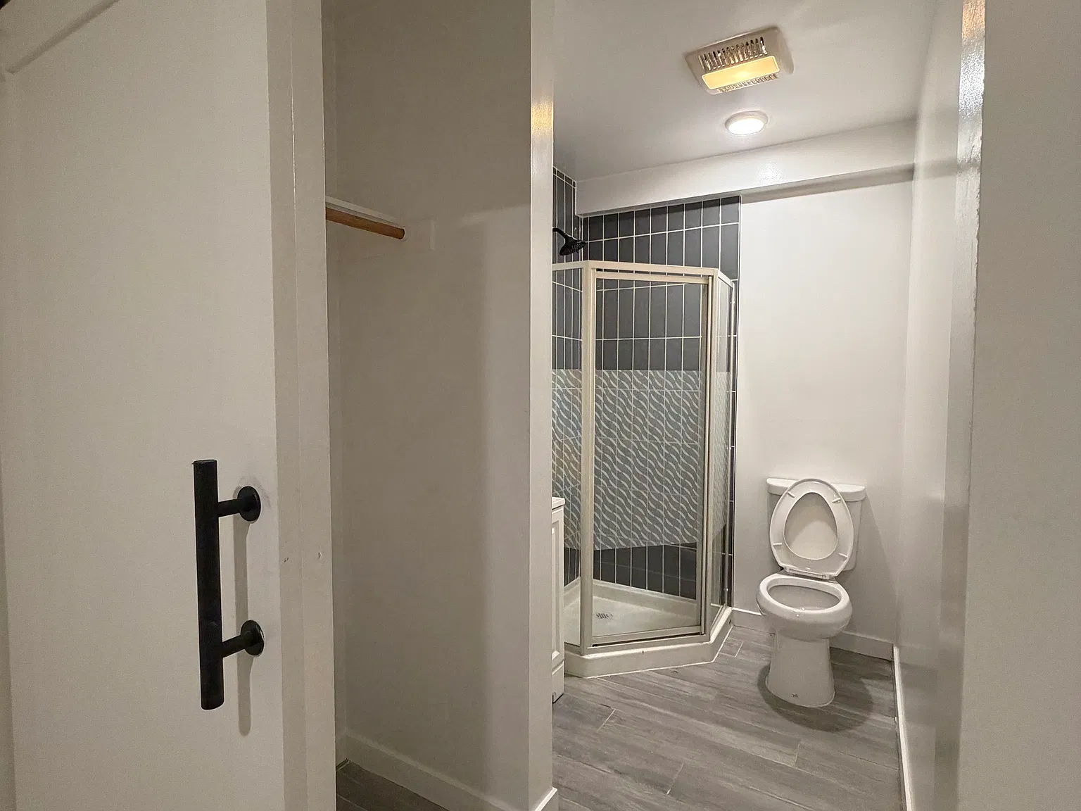 14243 Victory Blvd — Photo 2